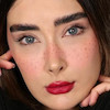 از رو به رو با چهره متفاوت