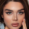 عکس از روبررو با میکاپ و نور رینگ لایت