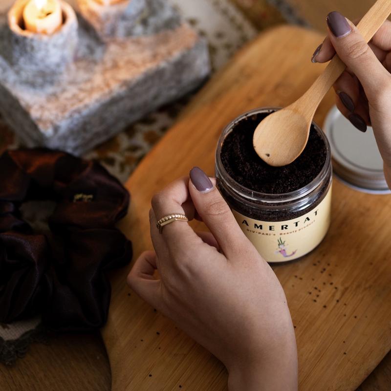 اسکراب بدن قهوه و نمک دریایی