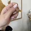 آویز طلا روی دست مدل