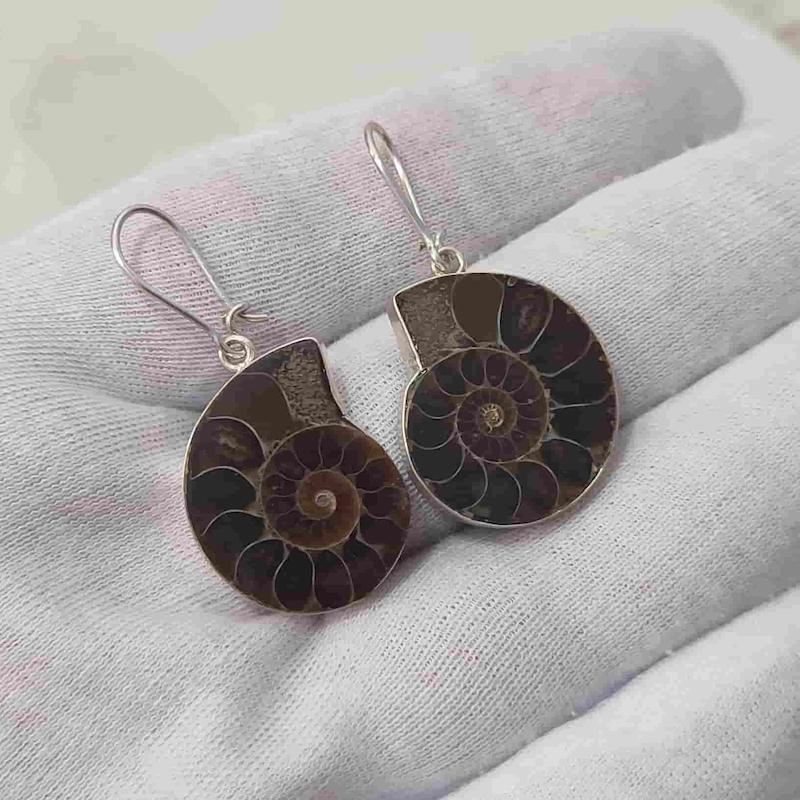 گوشواره نقره با فسیل آمونیت قهوه ای