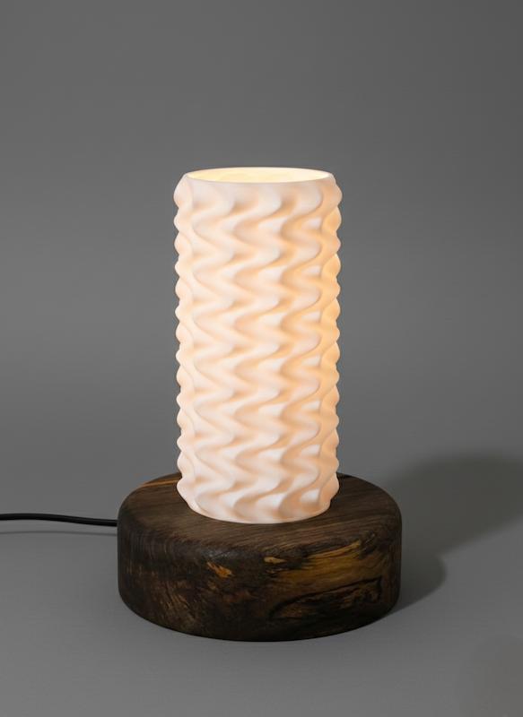 آباژور رومیزی مدرن با پایه چوب گردو