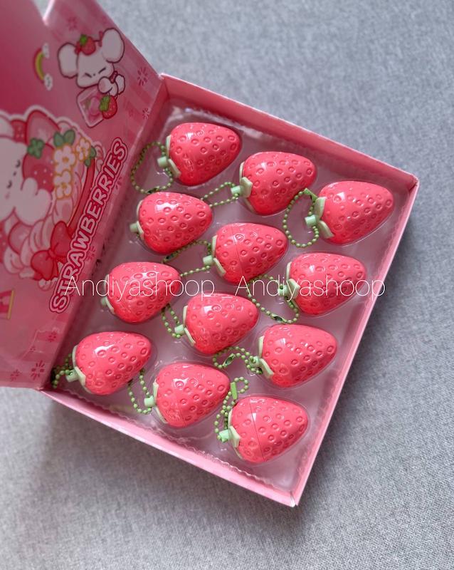 لیپ بالم توت فرنگی آویز دار 