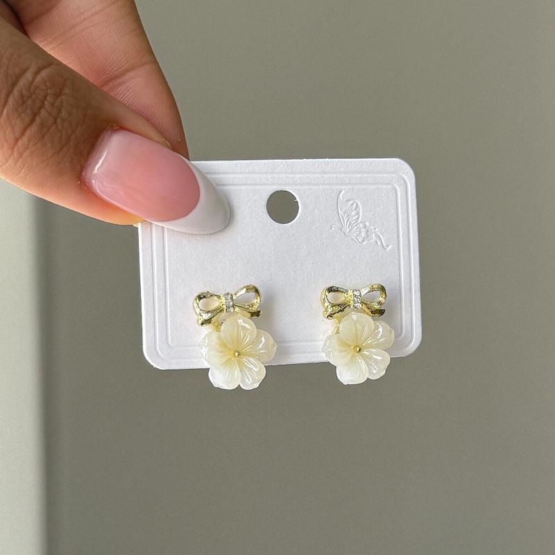 گوشواره گل صدفی 