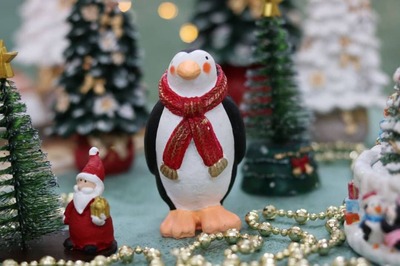 مجسمه کریسمس پنگوئن شال دار 