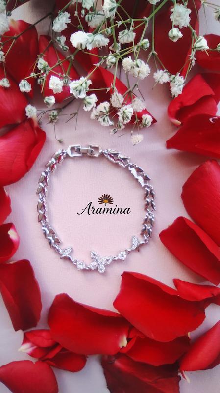 دستبند پروانه زنانه نگین دار رنگ ثابت  ARA 108