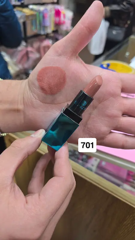 رژلب جامد برنــد شاکومــی شماره 701