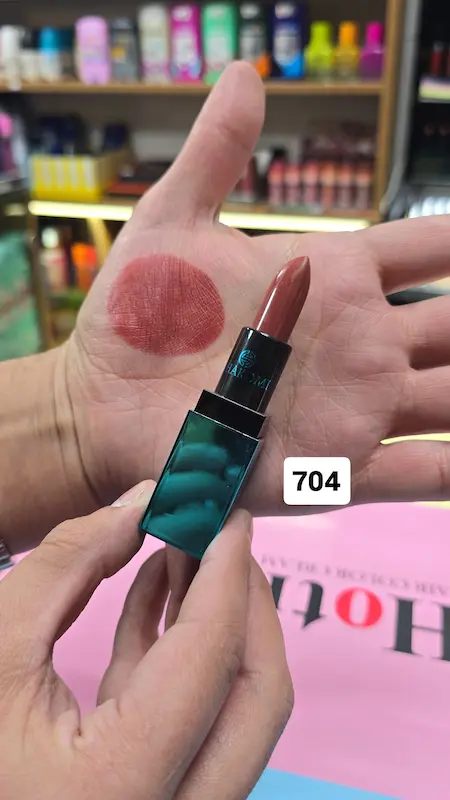 رژلب جامد برنــد شاکومــی شماره 704