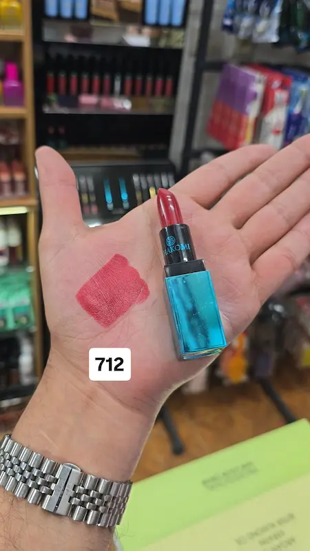 رژلب جامد برنــد شاکومــی شماره 712