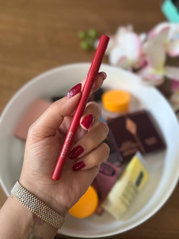 مداد لب قرمز about face