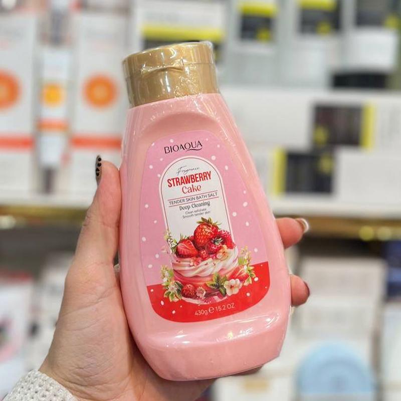 نمک بدن کیک توت فرنگی 