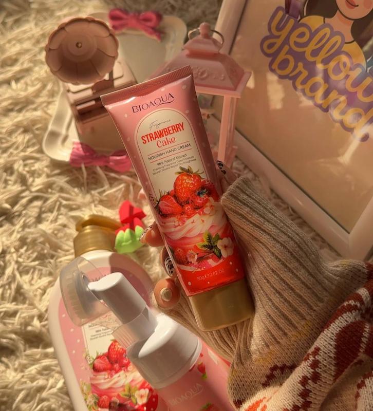 کرم دست کیک توتفرنگی 