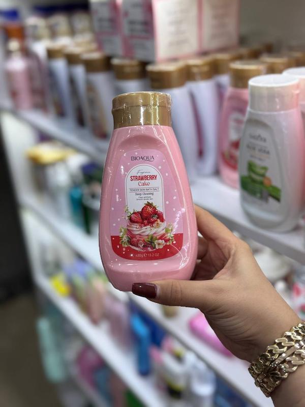 نمک بدن کیک توتفرنگی بیوآکوا