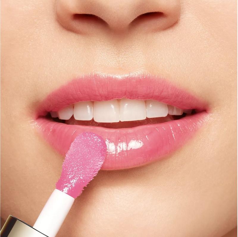 نمای ظاهری لب‌ها بعد از استفاده از لیپ اویل Clarins مدل Pitaya