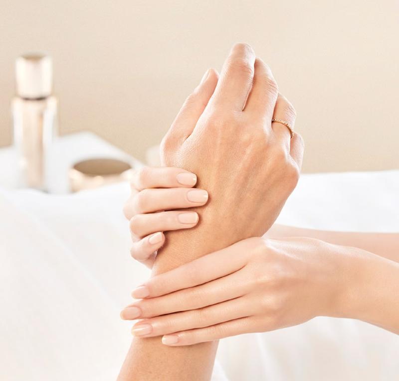 مراقبت از پوست دست، کرم دست برای خانم‌ها، کرم بازسازی‌کننده دست، کرم تقویت‌کننده پوست دست، مراقبت روزانه از دست، کرم ضد لک دست، کرم گران‌قیمت برای دست، کرم لوکس پوست دست، محصولات Re-Nutriv استی لادر، محصولات اصل Estée Lauder