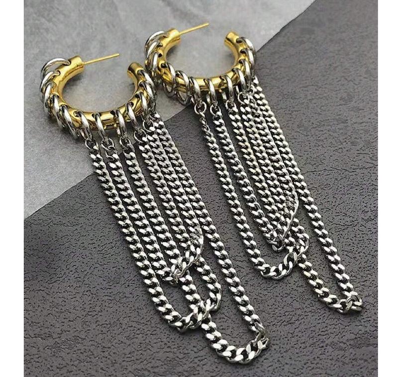 گوشواره متفاوت دخترانه، گوشواره خاص مهمانی شب، گوشواره استایل هنری، گوشواره سبک فشن شو، اکسسوری زنانه جسور، گوشواره نقره‌ای برای استایل خاص، گوشواره برای لباس مشکی، گوشواره مینیمال با طراحی درخشان، گوشواره طراحی خاص ۲۰۲۵، گوشواره ترند مد اروپا و آمریکا، گوشواره با حرکت آزاد