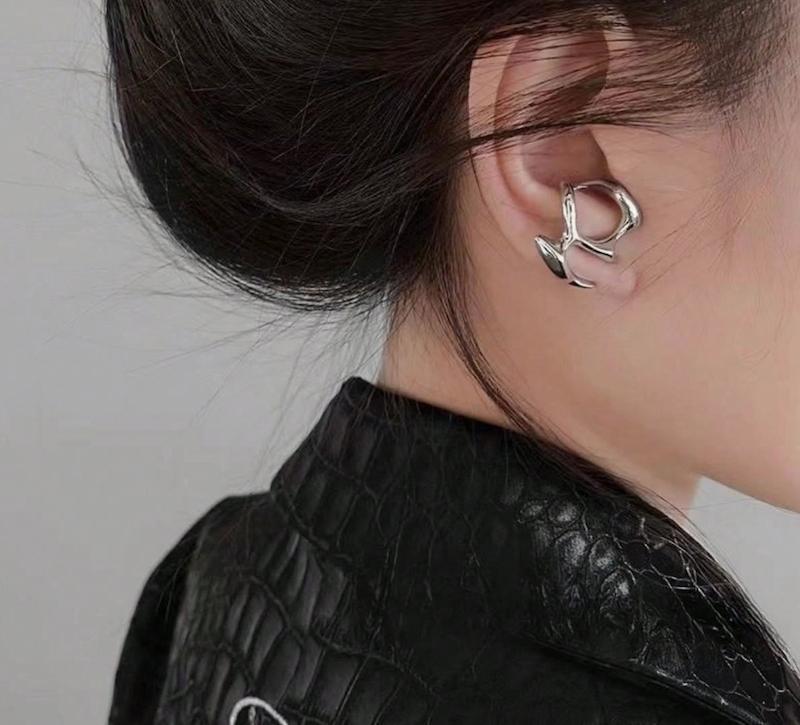 trendy stud earring، unique design earring، liquid metal earring، asymmetrical earring، گوشواره مناسب ژورنال فشن، گوشواره خاص برای هدیه، اکسسوری خاص برای استایل خاص، گوشواره برای طرفداران طراحی منحصر‌به‌فرد