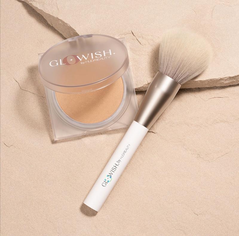 برس پودری، برس آرایشی هدا بیوتی، برس GloWish، برس مخصوص پودر صورت، برس آرایش حرفه‌ای، برس پودر برای صورت، برس پودری وگان، برس بدون تست حیوانی، برس فشرده‌سازی پودر، برس پخش یکنواخت پودر، برس سبک آرایش، برس آرایش طبیعی، برس برای فیکساتور، برس آرایش چندکاره، ابزار آرایش صورت، برس برنزر، برس گلوویش هدا بیوتی، برس مخصوص براق کردن صورت، لوازم آرایش هدا بیوتی، بهترین برس برای پودر صورت، برس مناسب برای آرایش روزانه، برس آرایشی قابل شستشو، برس با دسته سبک، 