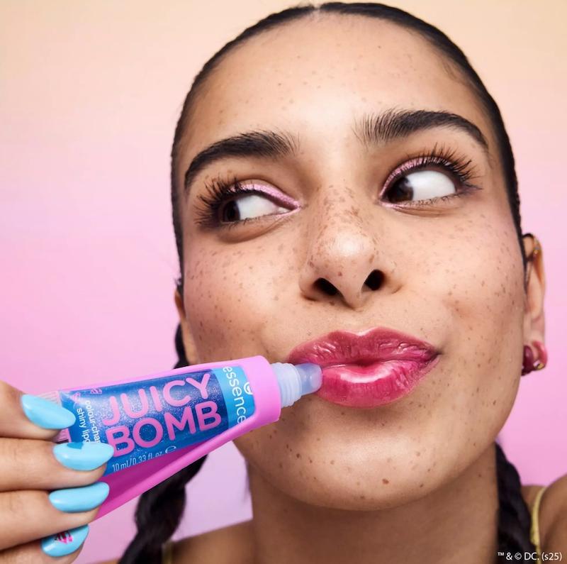 juicy bomb essence, برق لب بدون گلوتن, برق لب برای لب خشک, برق لب آبرسان با ماندگاری بالا, برق لب سبک برای استفاده روزانه
