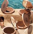 رونزر کرمی, برونزر کرمی شارلوت تیلبری, Beautiful Skin Sun-Kissed Glow Bronzer, برونزر بیوتیفول اسکین, برونزر Tan شارلوت تیلبری, برونزر صورت و بدن, برونزر کرم-به-پوودر, برونزر مرطوب‌کننده, برونزر حاوی هیالورونیک اسید, برونزر حاوی Provitamin D3, برونزر آفتاب‌خورده, برونزر Sun-kissed, برونزر طبیعی, برونزر برای کانتور, برونزر buildable, برونزر blendable, برونزر مقاوم در برابر تعریق, برونزر دیرپای تا 16 ساعت, برونزر ضد رطوبت, برونزر برای پوست خشک, برونزر برای پوست مختلط, برونزر برای پوست چرب (با فیکسینگ پودر), برونزر برای صورت و بدن, برونزر با جلوه soft-focus, برونزر مخملی, برونزر بدون خطوط تند, برونزر مسافرتی,