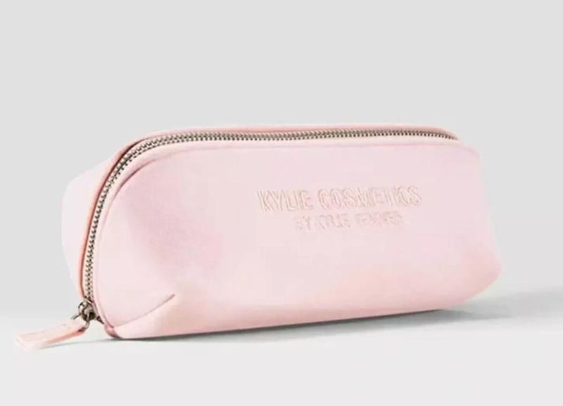 کیف لوازم آرایش، کیف آرایش کیلی، Kylie Cosmetics pouch، کیف لوازم آرایش مخملی، کیف مخملی صورتی، Ballet Pink pouch، کیف لوازم آرایش باله پینک، cosmetic pouch، کیف مسافرتی لوازم آرایش، travel makeup bag، کیف TOILETRY، کیف آرایش جیبی، کیف آرایش کوچک، کیف لوازم آرایش صورتی، pouch مخمل، کیف لوازم آرایش Kylie، کیف لوازم آرایش برند، کیف لوازم آرایش هدیه، کیف آرایشی لوکس، کیف آرایش ساتن داخل، آستر سیلکی، زیپ فلزی، کیف لوازم آرایش قابل حمل، کیف لوازم آرایش برای براش، کیف لوازم آرایش برای ریمل و رژ، کیف لوازم آرایش مسافرتی کوچک، کیف لوازم آرایش برای کیف دستی، کیف آرایشی صورتی ملایم، کیف لوازم آرایش نرم، کیف ولوت، velvet cosmetic pouch فارسی، کیف نمونه‌گیر آرایش، کیف آرایش پرتابل، کیف آرایش برای هدیه، Kylie Cosmetics accessory فارسی، pouch برند دار، خرید کیف لوازم آرایش، قیمت کیف آرایشی Kylie، نقد کیف آرایشی مخملی، کیف آرایشی گلدوزی، کیف آرایش لوگو دار، کیف travel size، کیف toiletry برای سفر، کیف آرایش ضدچین و چروک؟ (نکات نگهداری)، کیف آرایش تمیز کردن نقطه‌ای، کیف آرایش جعبه‌ای کوچک، pouch برای محصولات مینی،
