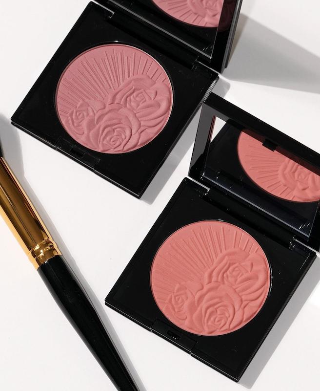 رژگونه پت مک گرث، رژگونه Pat McGrath، رژگونه Skin Fetish Divine Blush، رژگونه لوکس، رژگونه خارجی، رژگونه اورجینال، رژگونه اصل، رژگونه پودری، رژگونه حرفه‌ای، رژگونه مخملی، رژگونه ابریشمی، رژگونه نرم، رژگونه سبک، رژگونه با ماندگاری بالا، رژگونه رنگدانه بالا، رژگونه قابل لایه سازی، رژگونه نچرال، رژگونه طبیعی، رژگونه شاداب کننده، رژگونه گونه، رژگونه صورتی، رژگونه نود، رژگونه peach، رژگونه satin، رژگونه demi matte، رژگونه glow، رژگونه healthy glow، رژگونه پوست شیشه‌ای، رژگونه پوست سالم، رژگونه لوکس آمریکایی، رژگونه ترند، رژگونه اینستاگرامی، رژگونه تیک تاک، رژگونه دخترانه، رژگونه زنانه، رژگونه برای پوست روشن، رژگونه برای پوست گندمی، رژگونه برای پوست سبزه، رژگونه برای آرایش روزانه، رژگونه برای مهمانی، رژگونه برای میکاپ آرتیست، رژگونه حرفه‌ای آرایشگاهی، رژگونه فید آسان، رژگونه بدون لک، رژگونه بدون کیکی شدن، رژگونه soft glam، رژگونه clean girl، رژگونه editorial makeup، رژگونه blush draping، آرایش گونه، برجسته سازی گونه، فرم دهی صورت، کانتورینگ صورت، کانتور گونه، کانتور ملایم، آرایش حرفه‌ای صورت، محصولات Pat McGrath، pat mcgrath blush, skin fetish divine blush, divine blush, luxury blush, powder blush, satin blush, demi matte blush, natural blush, buildable blush, pigmented blush, soft focus blush, silky blush, velvet blush, long lasting blush, makeup artist blush, editorial makeup blush, premium blush, couture blush, featherlight blush, blush for fair skin, blush for medium skin, blush for deep skin, blush draping makeup, contour blush, radiant blush, glamorous blush