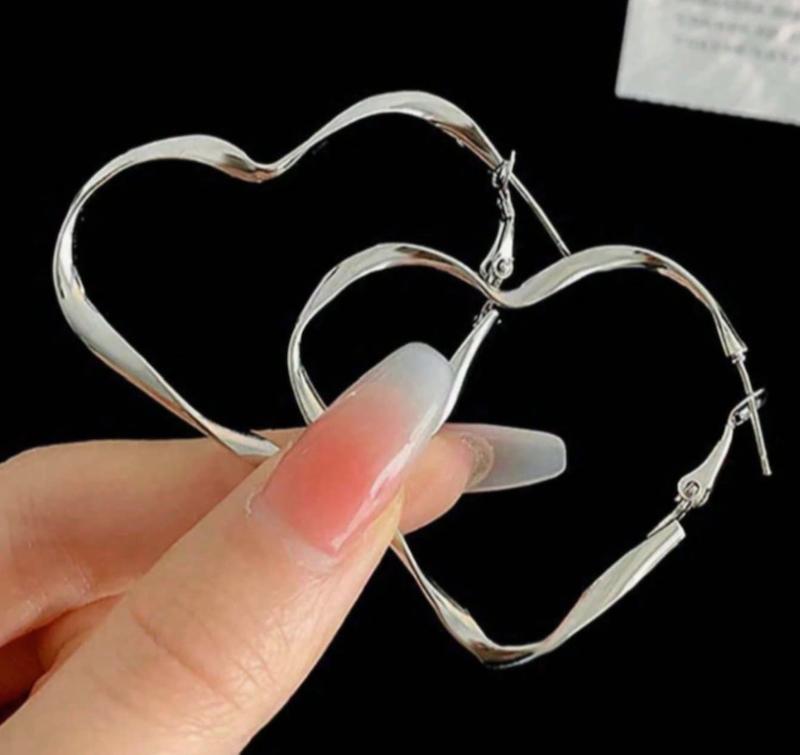 گوشواره قلبی، گوشواره قلب، گوشواره حلقه ای، گوشواره حلقه ای قلبی، گوشواره قلب پیچ خورده، گوشواره پیچ خورده، گوشواره زنانه، گوشواره دخترانه، گوشواره فانتزی، گوشواره مینیمال، گوشواره شیک، گوشواره ترند، گوشواره مدرن، گوشواره کلاسیک، گوشواره روزانه، گوشواره مجلسی، گوشواره کژوال، گوشواره سبک، گوشواره براق، گوشواره طلایی، گوشواره نقره ای، گوشواره استیل، گوشواره طرح قلب، گوشواره عاشقانه، گوشواره ولنتاین، هدیه ولنتاین، هدیه روز مادر، هدیه تولد، هدیه سالگرد، اکسسوری زنانه، زیورآلات زنانه، بدلیجات زنانه، بدلیجات دخترانه، اکسسوری دخترانه، گوشواره خاص، گوشواره جدید، گوشواره ترندی، گوشواره فشن، گوشواره مناسب هدیه، خرید گوشواره قلبی، خرید گوشواره زنانه، خرید گوشواره دخترانه، گوشواره حلقه ای کوچک، گوشواره قلب مینیمال، گوشواره قلب توخالی، گوشواره ظریف، گوشواره برای استایل روزانه، گوشواره مناسب مهمانی، گوشواره مناسب محل کار، گوشواره فشن زنانه، گوشواره شیک دخترانه، گوشواره سبک روزانه، زیورآلات ترندی، اکسسوری شیک، گوشواره قلب طلایی، گوشواره قلب نقره ای، Heart Hoop Earrings، Twisted Heart Earrings، Heart Earrings، Hoop Earrings، Women's Earrings، Fashion Earrings، Elegant Earrings، Minimal Earrings, Twisted Hoop Earrings, Heart Jewelry.