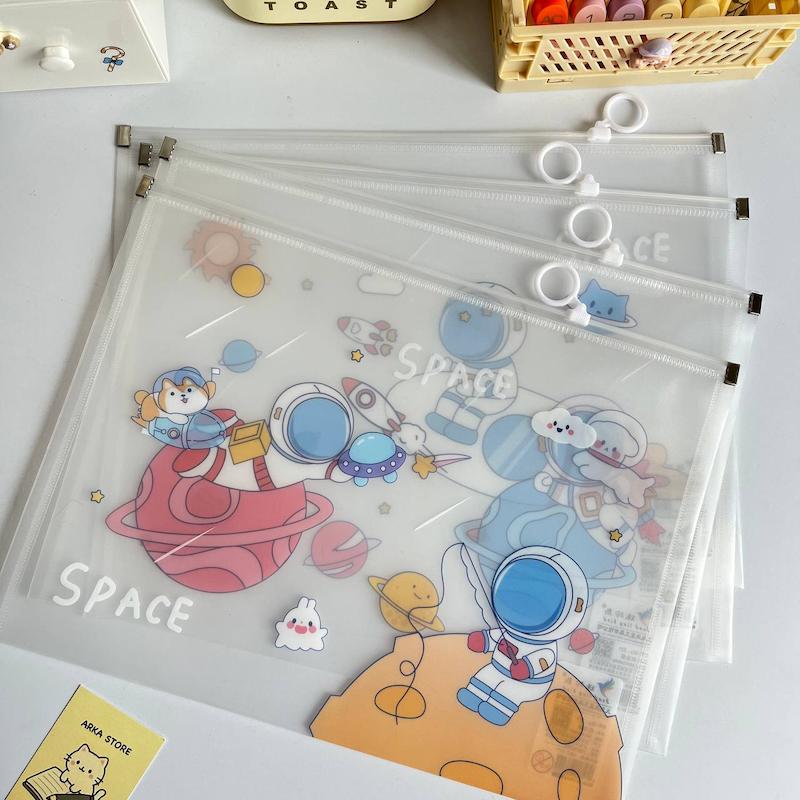 کاور A4 زیپ دار فضانورد