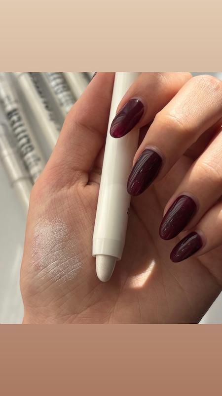 هایلایتر قلمی WB Beauty Glitter با بدنه سفید و نوشته مشکی