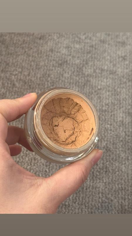 موس کرم پودر اسنس Essence Soft Touch وزن ۱۶ گرم با آسیب ظاهری در بافت محصول