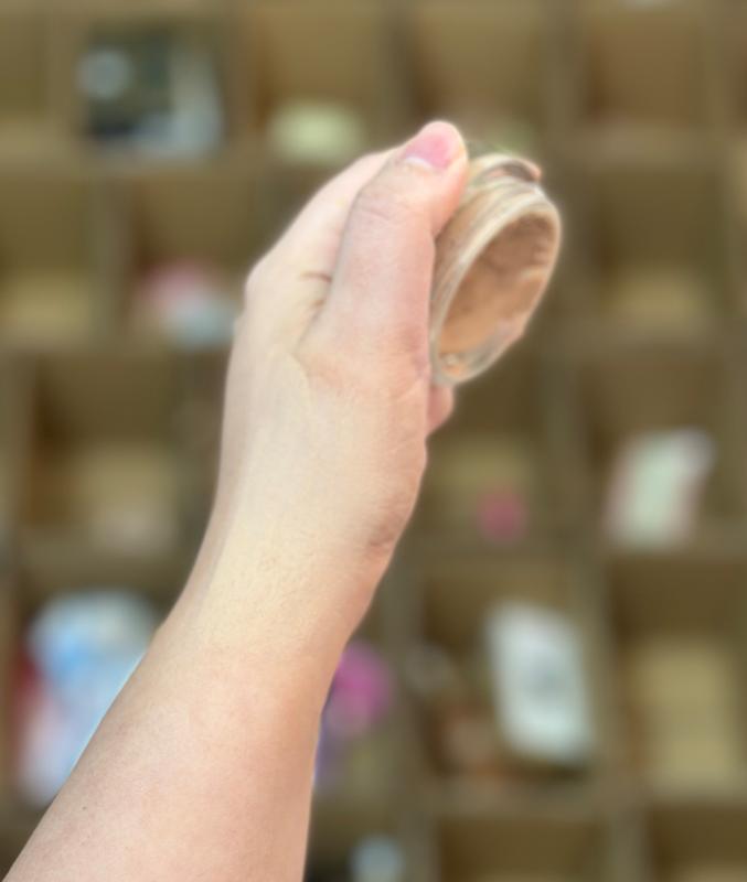موس کرم پودر اسنس Essence Soft Touch وزن ۱۶ گرم با آسیب ظاهری در بافت محصول