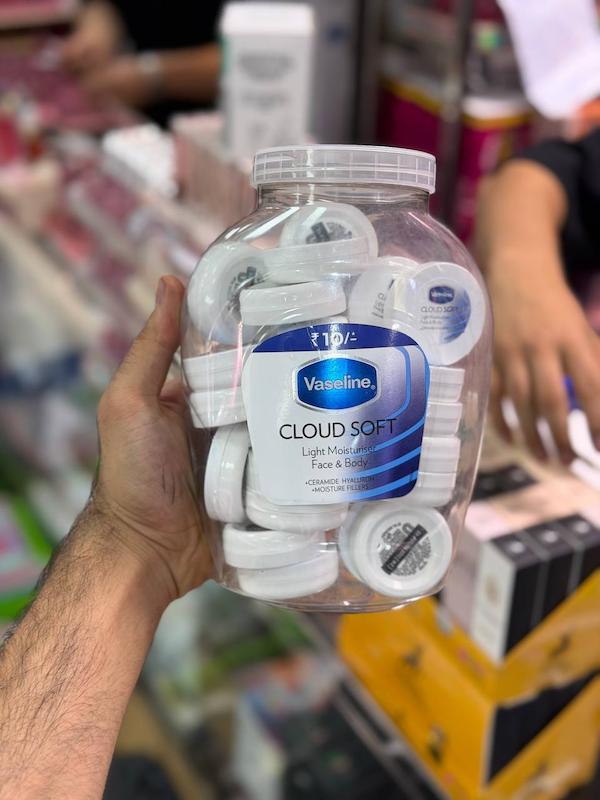 کرم مرطوب‌کننده مینی وازلین Vaseline Cloud Soft با بسته‌بندی کوچک سفید و آبی