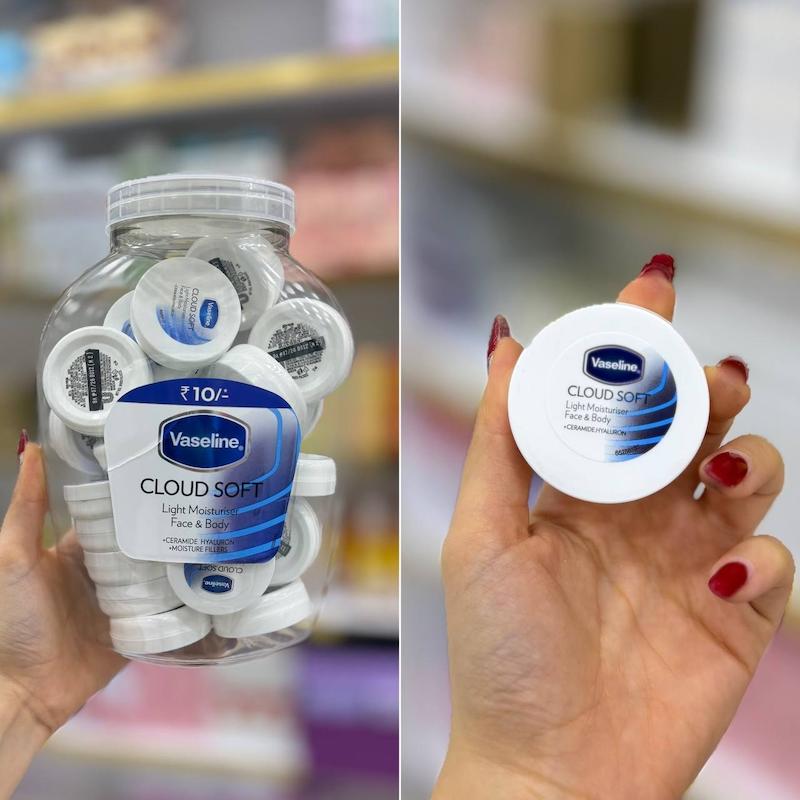 کرم مرطوب‌کننده مینی وازلین Vaseline Cloud Soft با بسته‌بندی کوچک سفید و آبی