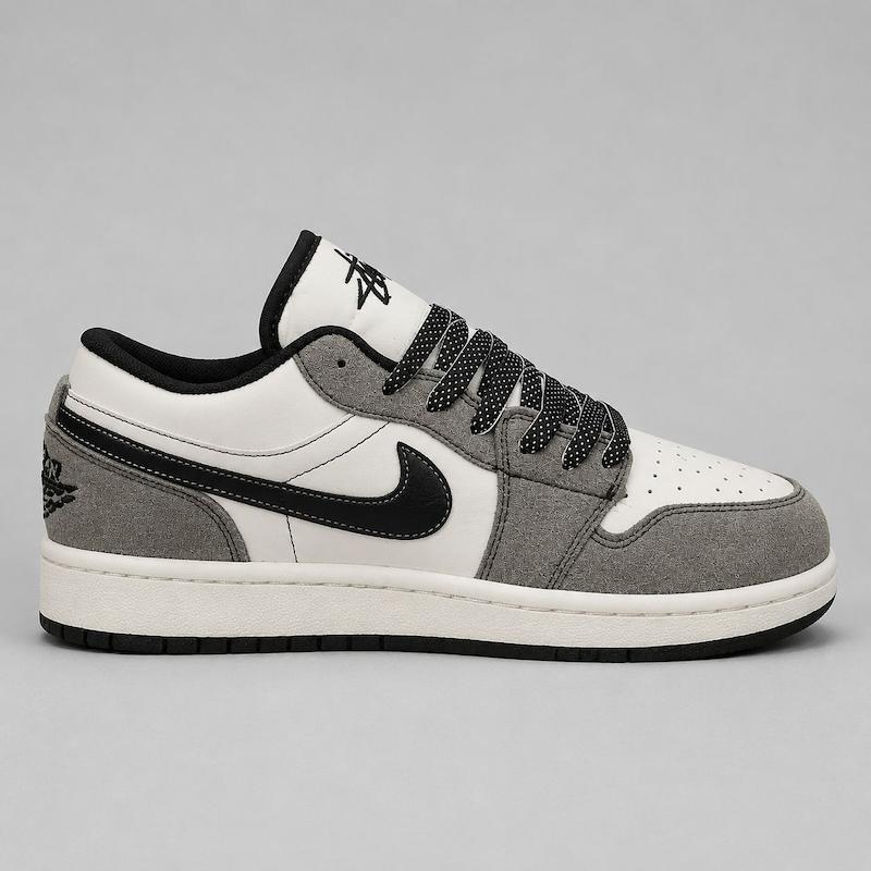 کتونی جردن ۱ لو مردانه سفید طوسی با سووش مشکی و بند خال‌دار  Jordan 1 Low White Grey Black Swoosh Stussy Style