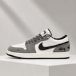 کتونی جردن ۱ لو مردانه سفید طوسی با سووش مشکی و بند خال‌دار  Jordan 1 Low White Grey Black Swoosh Stussy Style