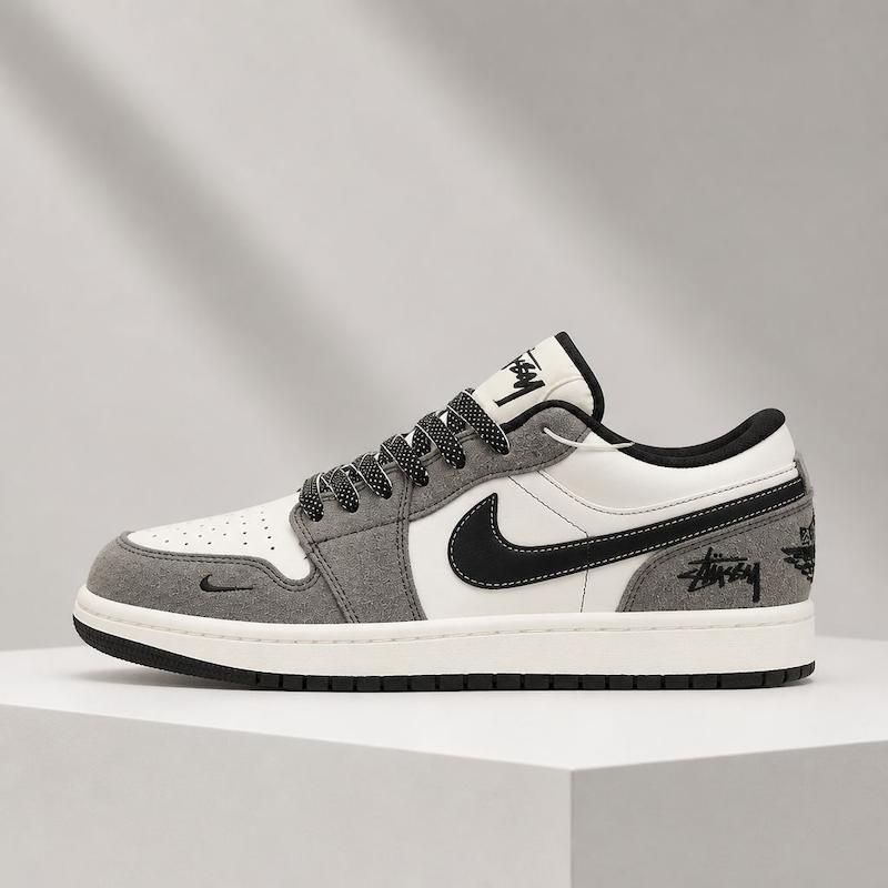 کتونی جردن ۱ لو مردانه سفید طوسی با سووش مشکی و بند خال‌دار  Jordan 1 Low White Grey Black Swoosh Stussy Style