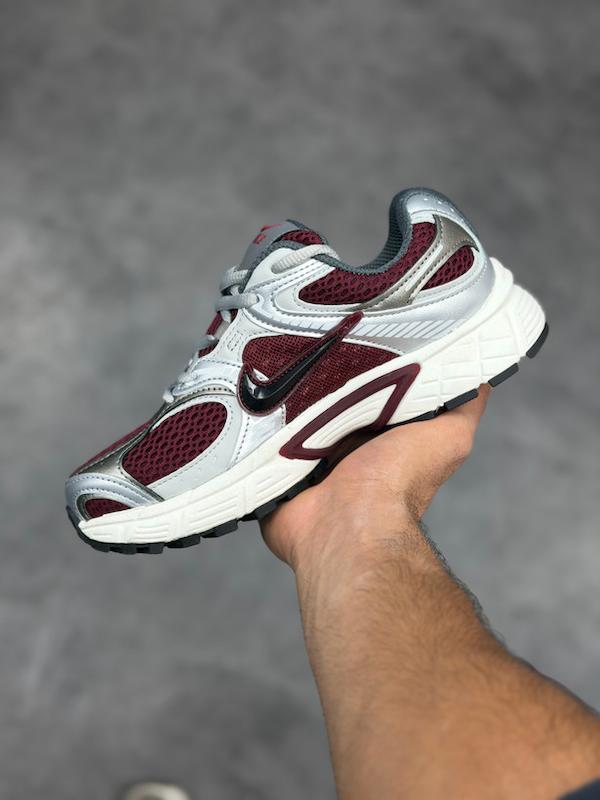 کتانی رانینگ اسپرت نایک وی‌پنج (Nike V5) – زرشکی (مارون)، نقره‌ای متالیک و سفید (مردانه و زنانه)