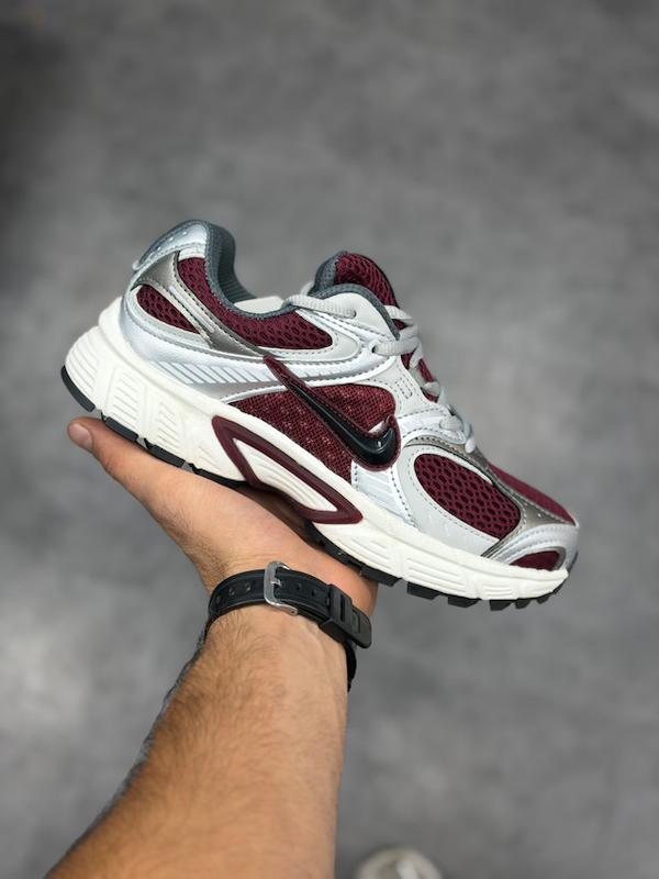 کتانی رانینگ اسپرت نایک وی‌پنج (Nike V5) – زرشکی (مارون)، نقره‌ای متالیک و سفید (مردانه و زنانه)