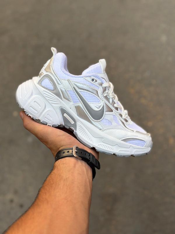 کتانی رانینگ اسپرت نایک وی‌پنج‌کِی (Nike V5K) – تمام‌سفید و نقره‌ای متالیک (مردانه و زنانه / یونیسکس)