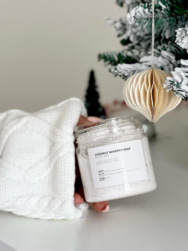 صابون خامه‌ای نارگیل, Coconut Cream Soap, خرید صابون دست‌ساز, Handmade Whipped Soap, نرم‌کننده پوست خشک, Moisturizing Body Wash, شوینده صورت نارگیلی, Coconut Facial Cleanser, ویپ سوپ نارگیل, Whipped Soap Scrub, روتین پوستی طبیعی, Organic Skincare, صابون معطر نارگیل, Scented Soap, لایه بردار ملایم, Gentle Exfoliator, کره بدن نارگیلی, Coconut Body Butter, صابون گیاهی, Vegan Soap, هدیه خاص, Luxury Bath Product