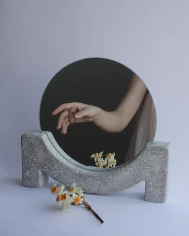 آینه رومیزی بتنی