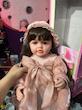 عروسک سیلیکونی سخن گو انگلیسی 55سانتی مدل لباس کرم مجلسی