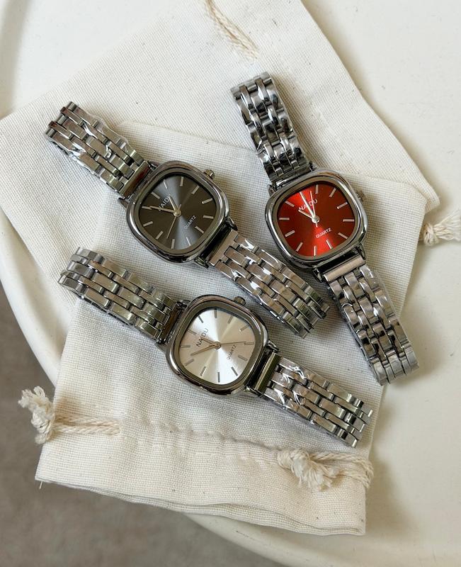 ساعت طرح لارا