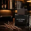 عطر ادکلن لالیک بلک مردانه Lalique Encre Noire با ماندگاری بالا و رایحه تلخ و چوبی - الساپرفیوم