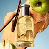 رایحه چوبی و میوه‌ای عطر هوگو سبز در کنار سیب و دارچین