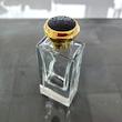 شیشه عطر 60 میل تخت کف پر بلند شفاف با درب طلایی بالا برجسته چینی ست کامل