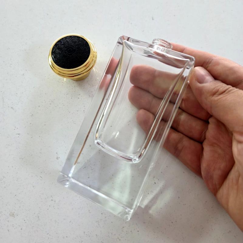 شیشه عطر 60 میل تخت کف پر بلند شفاف با درب طلایی بالا برجسته چینی ست کامل