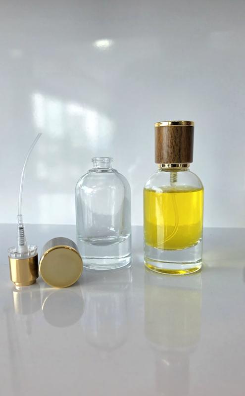 شیشه عطر 30 میل طرح سانتال شفاف آسان پرس با درب طرح چوب چینی ست کامل