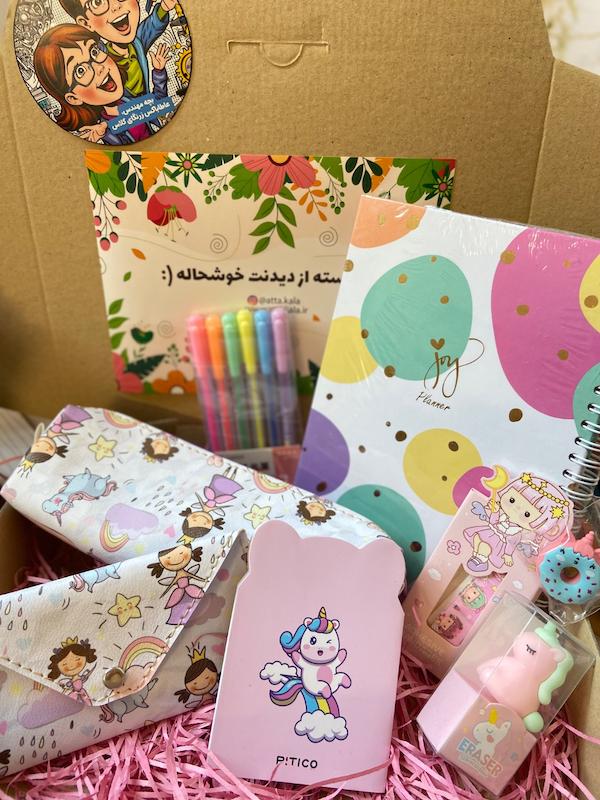 عاطاباکس دختر رنگی و تک‌شاخ | باکس هدیه شامل پلنر هفتگی، جامدادی چرمی، جادستمالی، پاک‌کن تک‌شاخ، دفترچه پیتیکو، چسب زخم و ست روان‌نویس و هایلایتر
