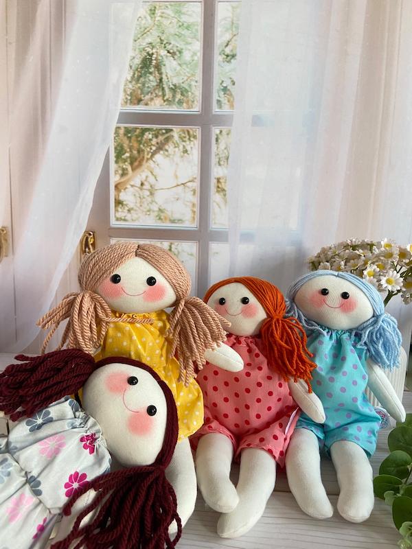 عروسک پارچه‌ای دست‌دوز نینا – برند حوض نقاشی